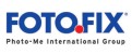 Blau-rotes Logo mit Schriftzug „FOTO FIX“ und kleinem roten Punkt, darunter Text „Photo-Me International Group“ in Schwarz.