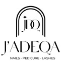 Schwarzes Logo mit geschwungenem „JDQ“ und Stern, darunter der Text „J'ADEQA“ und „NAILS - PEDICURE - LASHES“ auf weißem Hintergrund.