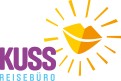 Lila Schriftzug „KUSS“, darunter türkis „REISEBÜRO“, rechts daneben gelbes und orangenes Sonnen-Logo mit stilisierter Lippenform.