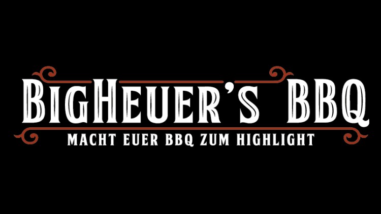 Weißer Schriftzug „BIGHEUER’S BBQ“ mit roter Verzierung, darunter Text „MACHT EUER BBQ ZUM HIGHLIGHT“ auf schwarzem Hintergrund.