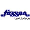 Blaues Logo mit dem Schriftzug „fasson“ in geschwungener Schrift und „textilpflege“ in kleiner, gerader Schrift darunter.
