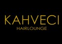 Schriftzug „KAHVECI HAIRLOUNGE“ in goldener Groß- und Kleinbuchstaben-Schrift auf schwarzem Hintergrund.