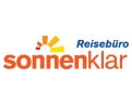Logo des Reisebüros sonnenklar mit gelbem, orangefarbenem und rotem Sonnenmotiv und blauem Schriftzug Reisebüro oben rechts.