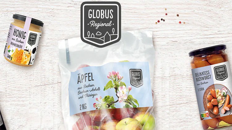 Auf einem hellen Untergrund stehen Produkte mit dem GLOBUS Regional-Siegel: Honig, Äpfel und Delikatess Bockwurst.