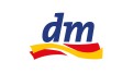 Das Bild zeigt das Logo von dm mit blauen Buchstaben „dm“ und geschwungenen gelb-roten Streifen darunter auf weißem Hintergrund.