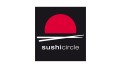 Schwarzes Logo mit roter Halbkugel, zwei weißen Stäbchen und dem weißen Schriftzug „sushi circle“ in Kleinbuchstaben.