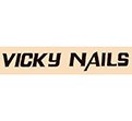 Schwarzer Schriftzug „VICKY NAILS“ auf beigem Hintergrund, die Buchstaben sind fett und in Großbuchstaben gestaltet.