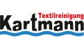 Schwarzer Schriftzug „Kartmann“ mit blauer Wellenlinie darunter, darüber roter Schriftzug „Textilreinigung“.