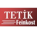 Rotes Logo mit weißem Text „TETIK Feinkost“, darunter drei weiße horizontale Linien auf rotem Farbverlauf.