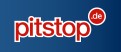 Weiße Schrift „pitstop“ mit roter Kontur und rotem Punkt mit „.de“ auf blauem Hintergrund.