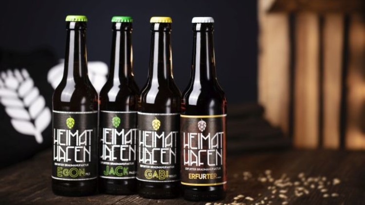 Vier Bierflaschen mit Etiketten der Marke „Heimathelden“, Namen der Sorten: Egon, Jack, Gabi und Erfurter.