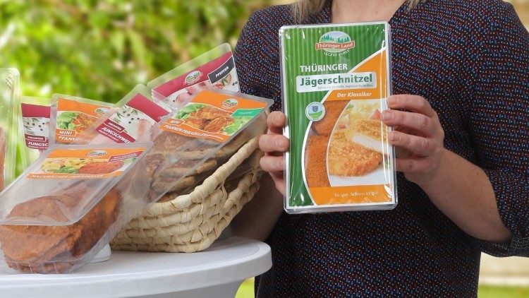 Eine Person hält eine Packung \