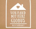 Weiße Illustration eines Hauses mit Herz, darunter steht in Versalien „VON HAND MIT HERZ GLOBUS RESTAURANT“ auf braunem Hintergrund.