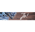 Stapel blauer Jeans auf braunem Holzuntergrund, daneben der weiße Schriftzug Jo! in geschwungener Schrift.