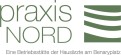 Grünes Logo mit Schrift „praxis NORD“ und Slogan „Eine Betriebsstätte der Hausärzte am Benaryplatz“, rechts daneben grüne Linien.