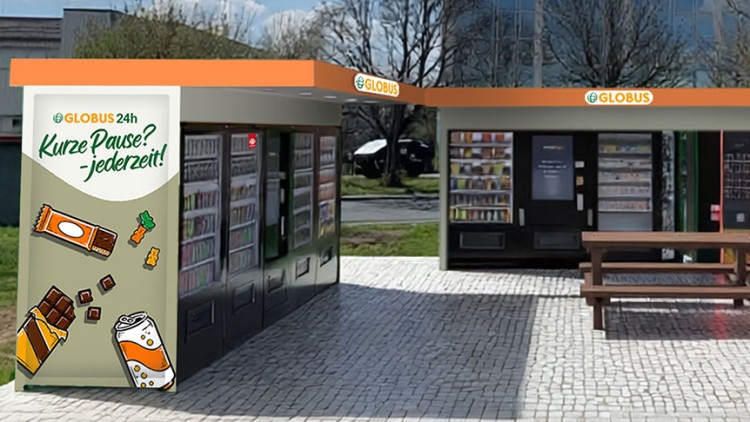 Automat von GLOBUS mit Süßwaren und Snacks, Werbespruch „Kurze Pause? - jederzeit!“ sowie angrenzenden Sitzbänken und Tischen.