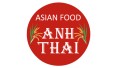 Roter Kreis mit weißem Text „ASIAN FOOD ANH THAI“ und zwei floralen Elementen in Grün und Gelb seitlich des Schriftzugs.