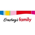 Das Logo von Ernsting’s family mit schwarzer und roter Schrift auf weißem Hintergrund, oben ein Streifen mit bunten Farben.