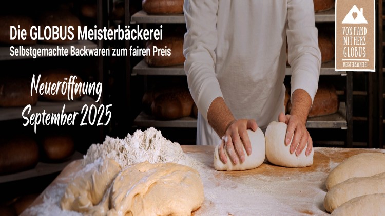 Ein Bäcker formt Teig auf einer bemehlten Arbeitsfläche, im Hintergrund Text \