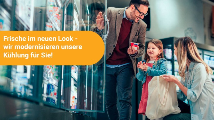 Person öffnet eine Glastür in der Kühlabteilung, daneben ein Kind mit Joghurtbecher und eine Person mit Stofftasche, Text: Frische im neuen Look - wir modernisieren unsere Kühlung für Sie!