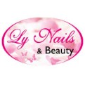 Ovales Logo mit rosa und weißem Hintergrund, darauf steht „Ly Nails & Beauty“, ergänzt durch rosa Schmetterlinge.