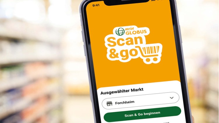 Smartphone zeigt die Startseite der mein GLOBUS Scan & Go-App auf orangefarbenem Hintergrund, ausgewählter Markt Forchheim.