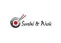 Schwarzes Logo mit kreisförmigen Pinselstrichen, roten Stäbchen, rotem Punkt und dem Text Sushi & Wok in Pinseloptik.