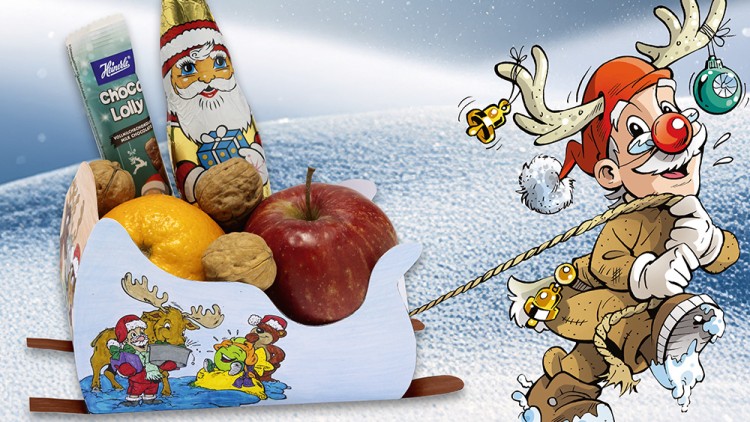 Winterlandschaft mit Holzschlitten voller Obst, Nüssen, Schokolade und Zeichnung von Globini sowie Zeichnung von Globini als Rentier.
