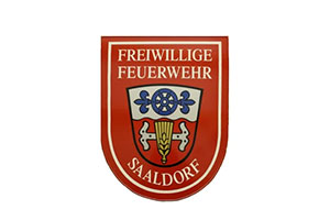 Rotes Wappen mit der Aufschrift „FREIWILLIGE FEUERWEHR SAALDORF“ und Symbolen wie einem Löschhorn und einem Wasserrad.