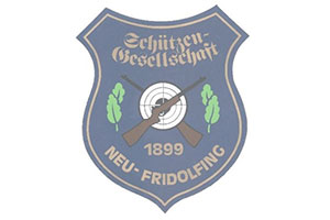 Wappen der Schützengesellschaft Neu-Fridolfing mit zwei Gewehren, Zielscheibe, Jahreszahl 1899 und zwei grünen Zweigen.
