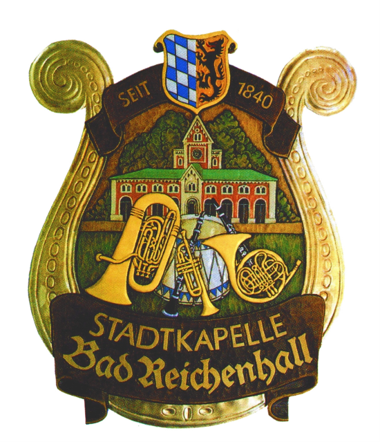 Wappen mit Musikinstrumenten, einer roten Kirche, der Aufschrift „STADTKAPELLE BAD REICHENHALL“ und „SEIT 1840“.