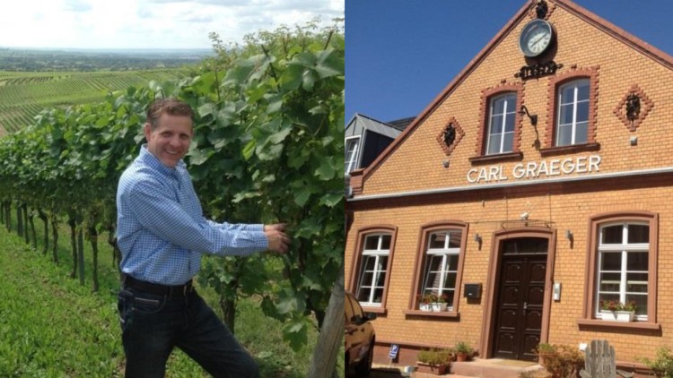 Links Weinfelder mit Traubenreben und Person in blauem Hemd, rechts Ziegelgebäude mit der Aufschrift CARL GRAEGER.