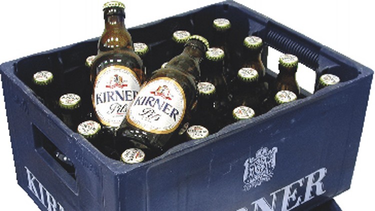 Zwei blaue Getränkekästen mit dem weißen Schriftzug KIRNER, gefüllt mit mehreren Flaschen Kirner Bier mit Etikett.