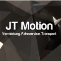 Weiße Schrift „JT Motion Vermietung, Fahrservice, Transport“ auf abstraktem Hintergrund in Brauntönen mit geometrischen Formen.
