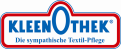 Das Logo zeigt den Schriftzug KLEENOTHEK in Blau mit rotem Rahmen und darunter die Worte Die sympathische Textil-Pflege in Blau.