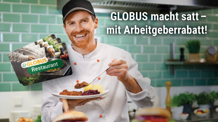 Ein Koch in weißer Kleidung hält einen Teller mit Essen, daneben Gutscheinkarten mit GLOBUS Restaurant und Text: GLOBUS macht satt – mit Arbeitgeberrabatt.