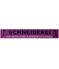 Lila Schild mit schwarzem Text „SCHNEIDEREI“ und darunter in Weiß „Für Änderungen & Maßanfertigungen“, seitlich zwei Maßbänder.