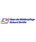 Logo mit einer stilisierten roten und blauen Hand, daneben der Text „Haus der Kleiderpflege Richard Zischka“ in blauer Schrift.