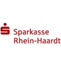 Rotes Sparkasse-Logo mit weißem Hintergrund und rotem Text „Sparkasse Rhein-Haardt“ rechts neben dem Logo.