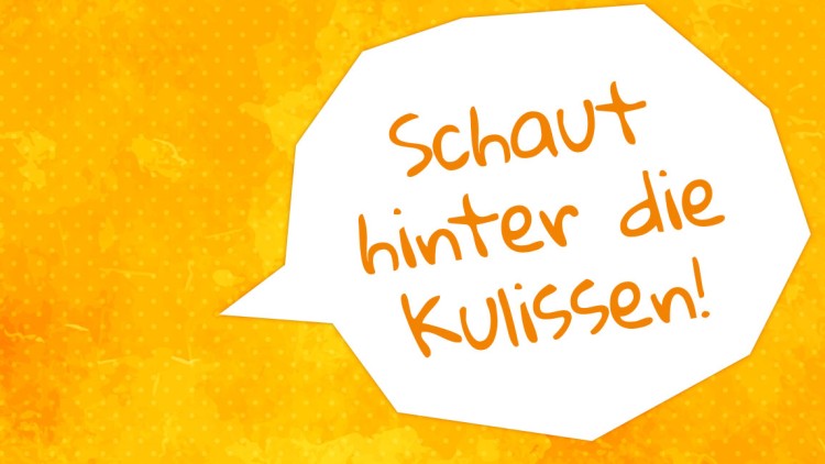 Gelber Hintergrund mit dezentem Punktmuster, weiße Sprechblase rechts mit oranger Schrift „Schaut hinter die Kulissen!“.