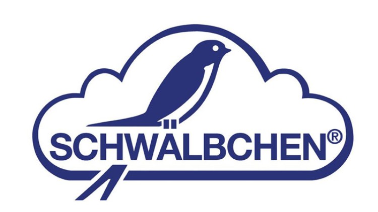 Ein blauer Vogel sitzt auf einer blauen Wolke mit dem Schriftzug SCHWÄLBCHEN darunter, das ®-Symbol ist daneben.
