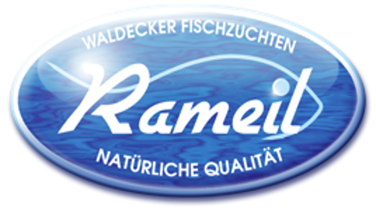 Blaues ovales Logo mit weißem Text „Rameil“, Hintergrund mit Fischmotiv, Schriftzug „Waldecker Fischzuchten Natürliche Qualität“.