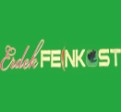 Der Schriftzug „Erdek FEINKOST“ in Pink und Weiß auf grünem Hintergrund, Buchstabe „I“ als rote Chilischote und „O“ mit schwarzer Gabel.