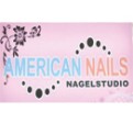 Auf rosa Hintergrund steht der Text „AMERICAN NAILS NAGELSTUDIO“ mit schwarzer Verzierung und schwarzen Punkten.