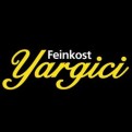 Schwarzer Hintergrund mit gelbem Schriftzug „Yargici“ und weißem Schriftzug „Feinkost“ oberhalb des gelben Wortes.
