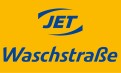 Gelber Hintergrund mit blauem Schriftzug JET Waschstraße und blauem geschwungenem Symbol um das Wort JET.