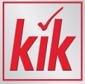Das Logo besteht aus dem roten Schriftzug „kik“ mit einem Haken über dem „i“, umgeben von einem roten Rahmen auf grauem Hintergrund.