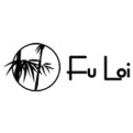 Schwarzes Logo mit zwei Bambuszweigen in einem Kreis und rechts daneben der Schriftzug Fu Loi in moderner Schriftart.