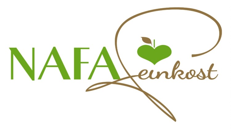 Das Logo zeigt den Schriftzug NAFA Feinkost, ein grünes Herz mit Blatt und eine braune geschwungene Linie als Verzierung.