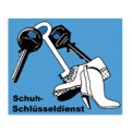 Drei Schlüssel und zwei Schuhe, ein Stiefel und ein Absatzschuh, vor blauem Hintergrund, Text: Schuh-Schlüsseldienst.